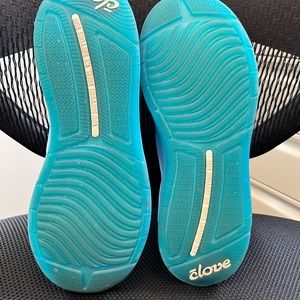 Clove nursing shoes